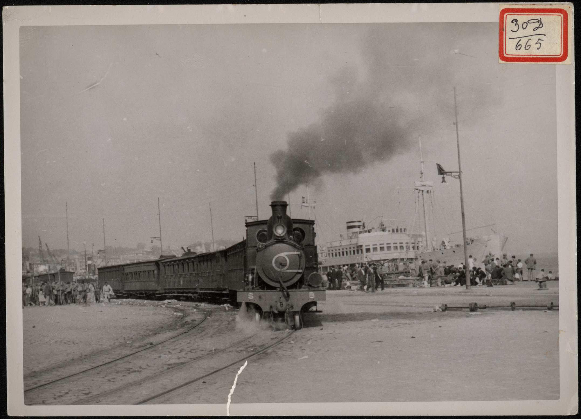 "El ferrcarril del Cantábrico Santander-Bilbao ya funciona y sale con los primeros evacuados". 30 agosto de 1937. | Biblioteca Nacional de España