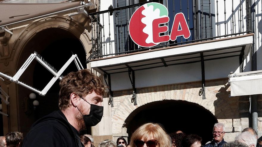 Los críticos denuncian que su líder puede ser expulsado doce años de EA