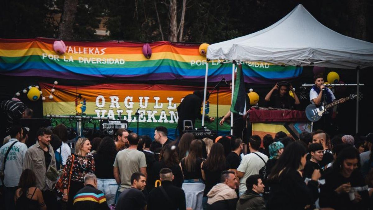 El Orgullo Vallekano sale adelante gracias al apoyo vecinal después de quedarse sin financiación del Ayuntamiento de Madrid