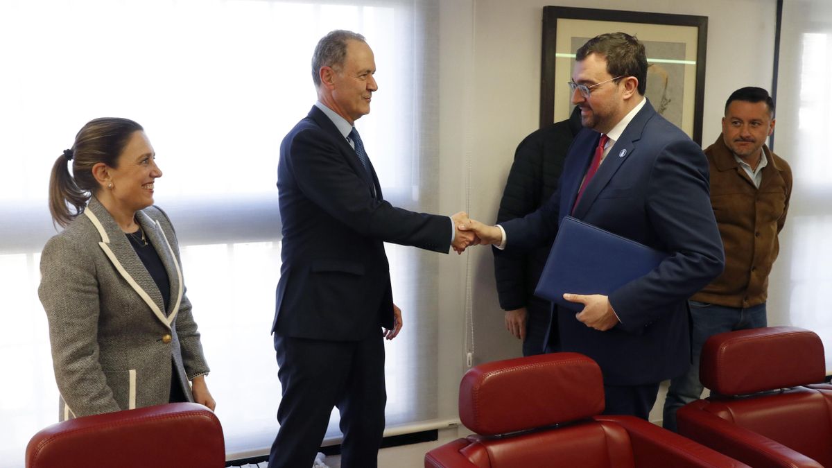 El presidente del Principado, Adrián Barbón, con los representantes de la patronal Fade. 