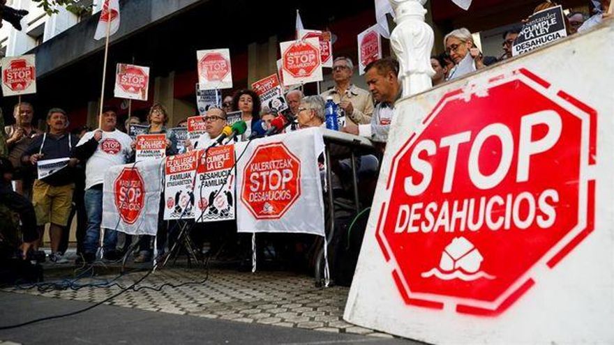 La PAH rechaza el anuncio de venta de vivienda pública de López Miras