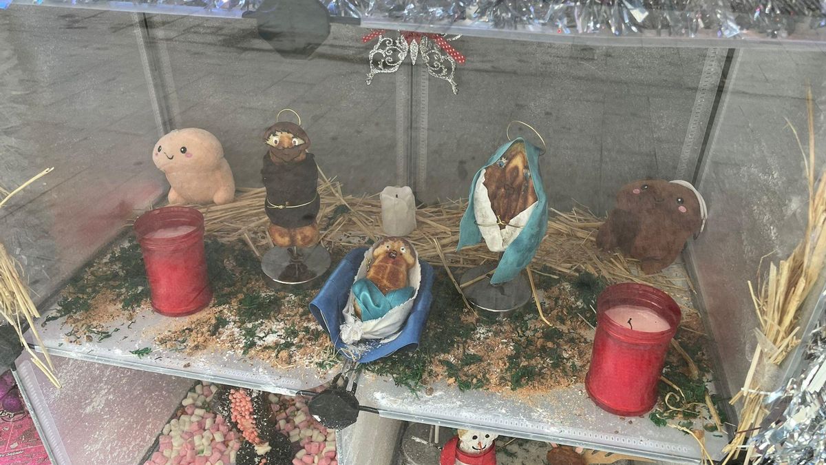 El belén de la polémica está en el escaparate de una pastelería erótica.