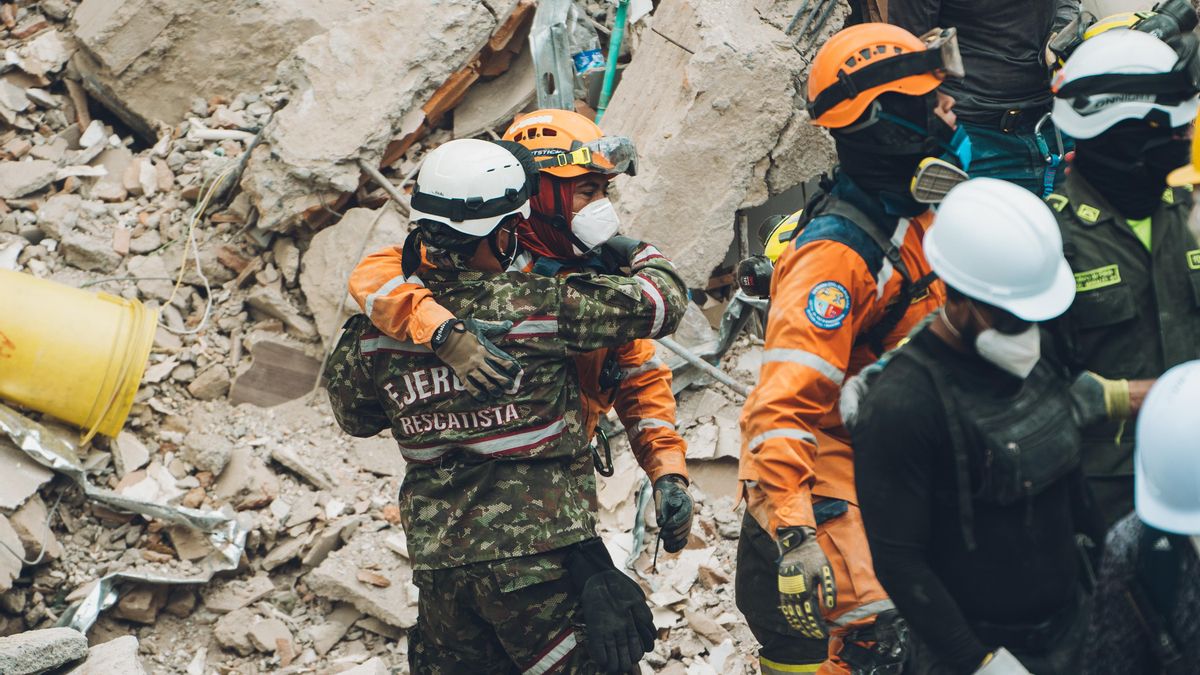 Un rescatista del Ejército colombiano abraza a otro miembro de los servicios de emergencia.