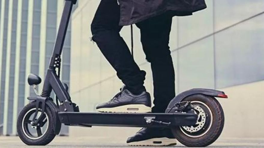 Coto al patinete eléctrico: Madrid prohíbe su alquiler, Barcelona multa a conductores sin casco y Logroño endurece la vigilancia