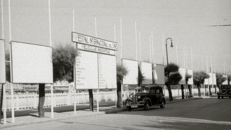 Un panel colocado en el Paseo de la República Argentina anuncia el VII Festival de Cine de San Sebastián