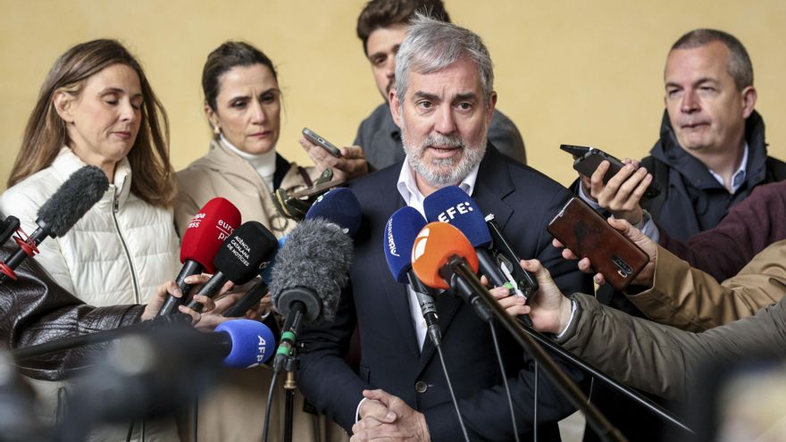 El presidente de Canarias, Fernando Clavijo, atiende a los medios para hablar sobre el caso del crucero afectado por un brote de hantavirus, este miércoles en Bruselas. EFE/ Olatz Castrillo