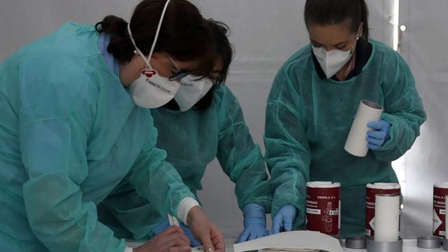 Imagen de archivo de unas enfermeras trabajando con mascarillas.