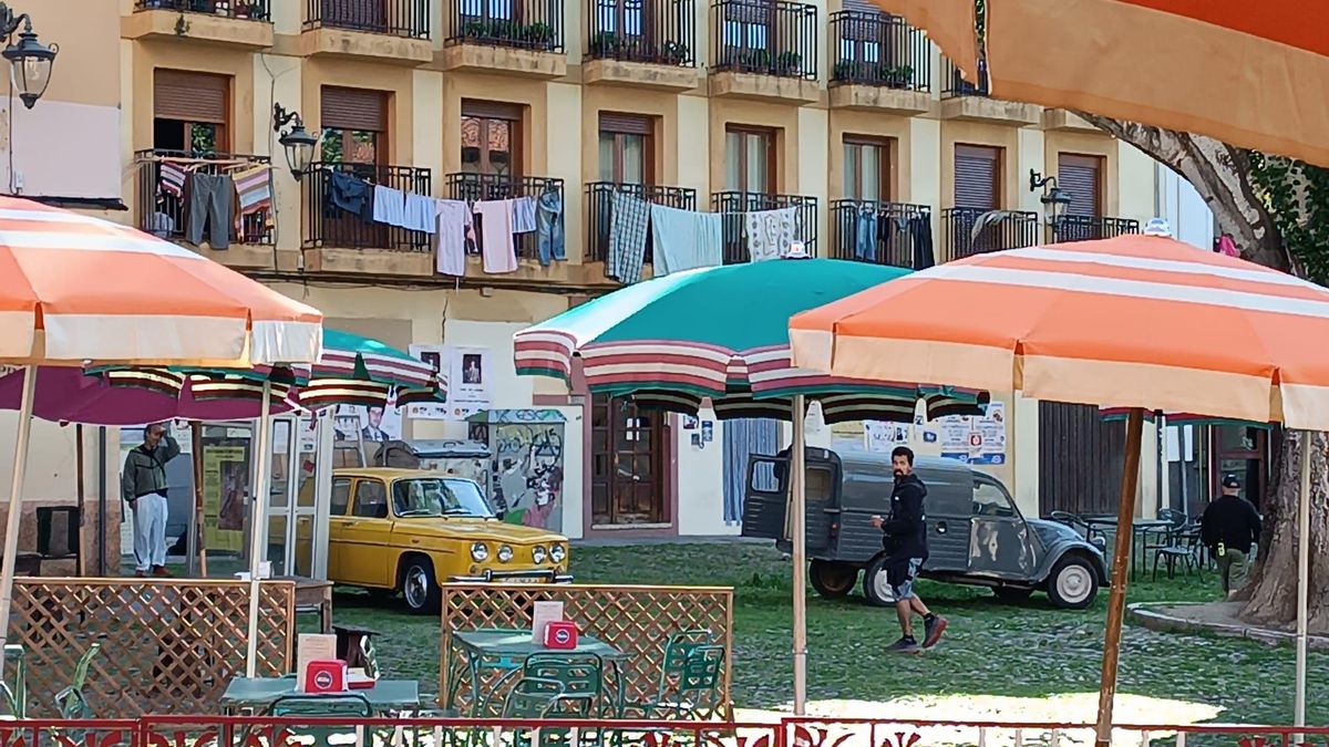 El León de los años 80, según Netflix: ambiente de barrio recreado en la Plaza del Grano.