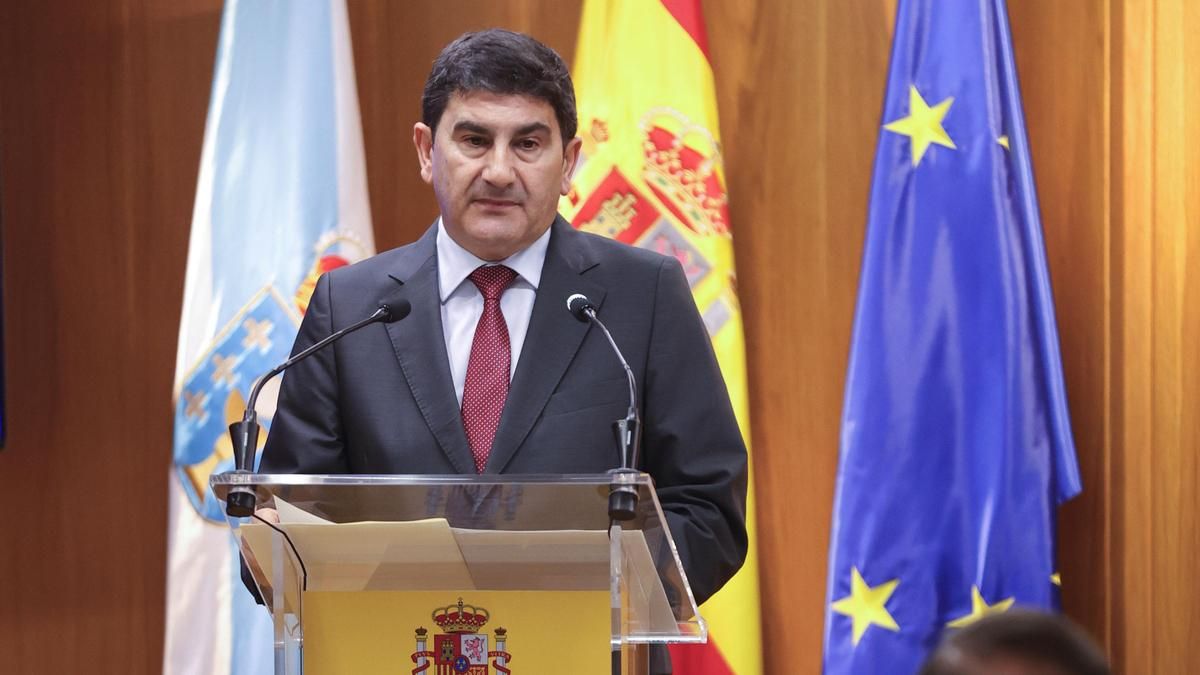 El delegado del Gobierno en Galicia anuncia que se presenta para ser candidato del PSOE a la Alcaldía de Santiago