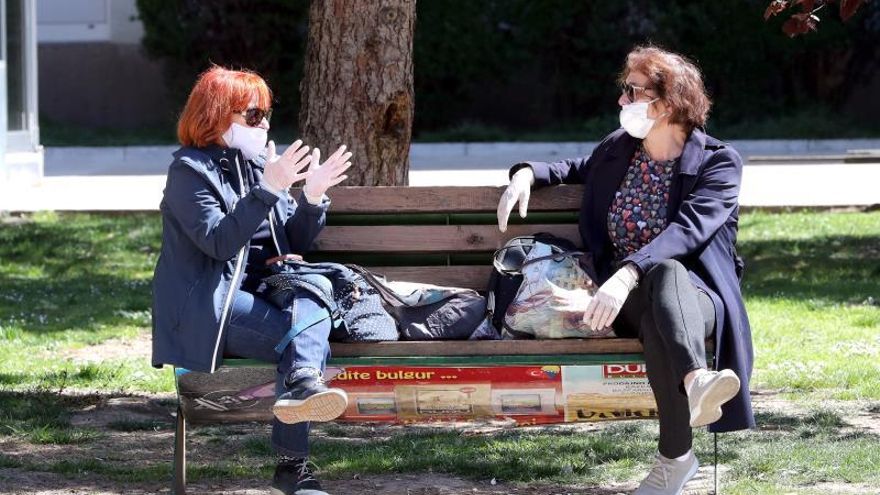 Mujeres musulmanas y serbias de Srebrenica juntan fuerzas contra el COVID-19