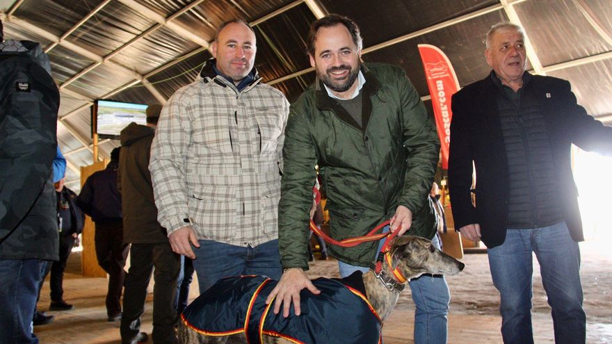 Núñez emula la agenda de Page y también va a un campeonato de galgos para defender la caza y la tauromaquia