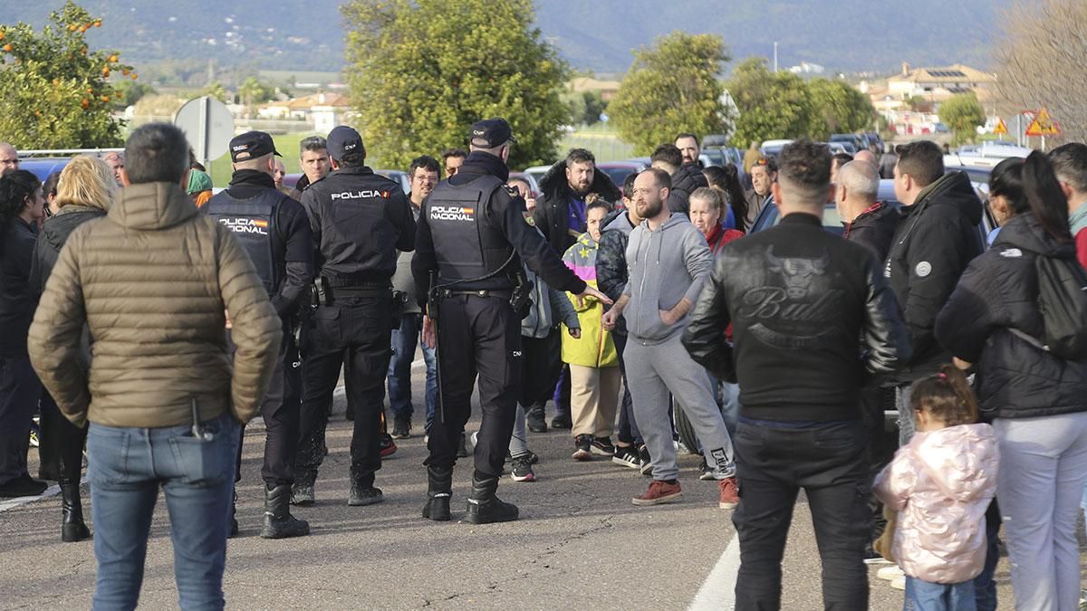 Vecinos esperando órdenes de la Policía Nacional para poder entrar en sus casas