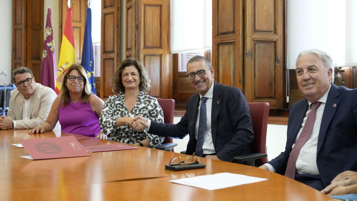 El rector, José Luján, y la directora territorial de Cajamar en Murcia, María Dolores Pagán