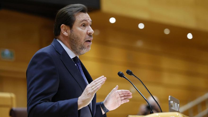 El ministro de Transportes, Óscar Puente, comparece este jueves en el Senado a petición del PP para dar cuenta de los accidentes ferroviarios en Adamuz (Córdoba) y Gelida (Barcelona), además de los incidentes continuados en el servicio de Rodalies en Cataluña.