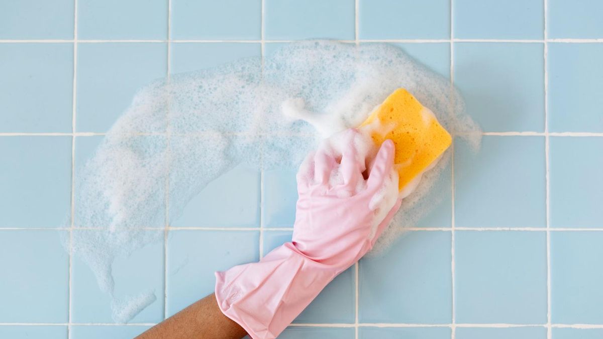Cuatro hábitos para mantener libres de residuos las juntas de los azulejos en cocinas y baños