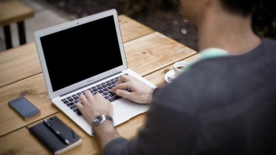 La formación de la Escuela Canaria de Periodismo está dirigida tanto a recién graduados como a periodistas en activo que quieran actualizar sus conocimientos y aprender las mejores herramientas y todas las claves para crear contenidos para medios digitales