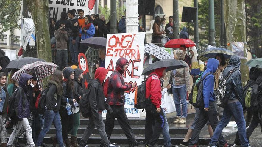 Centenares de jóvenes intentan retrasar la detención de ocho condenados de Segi