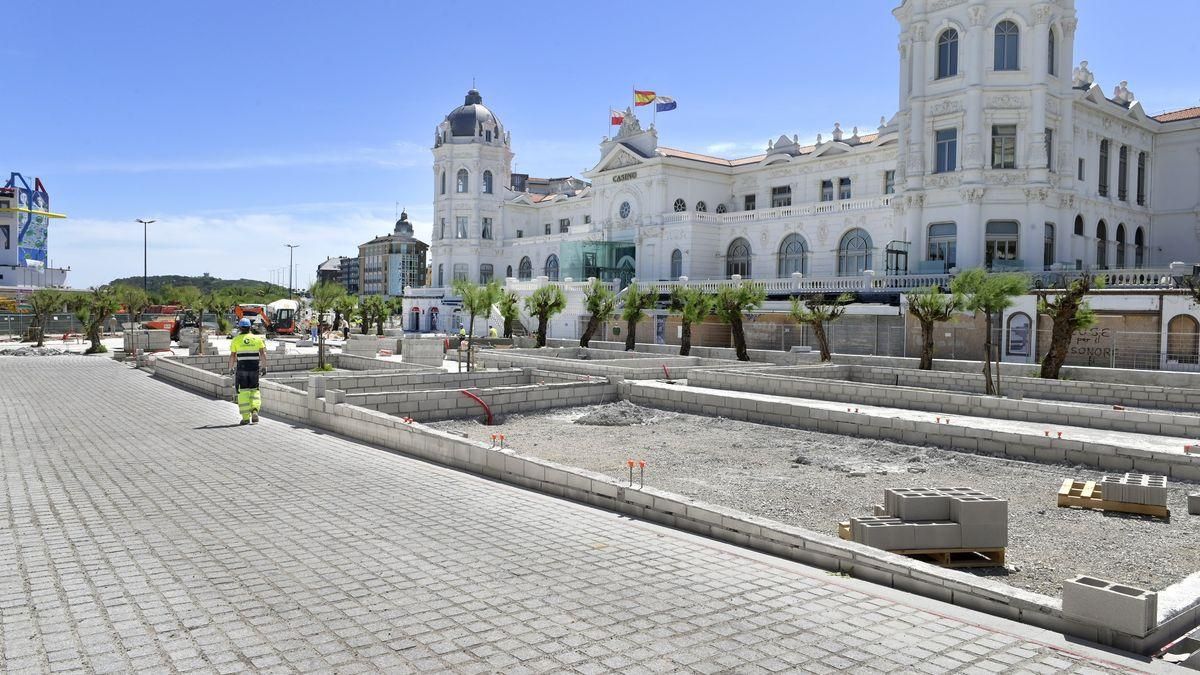 Obras en la Plaza de Italia de Santander, junto al Casino de El Sardinero.