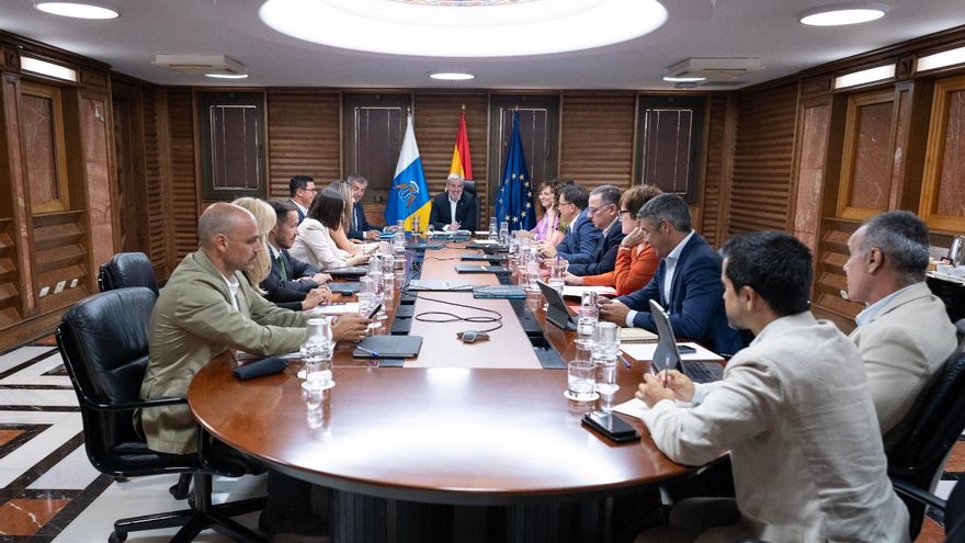 Canarias habla de un "antes y un después" por supuestas "presiones" del Estado con los menores migrantes