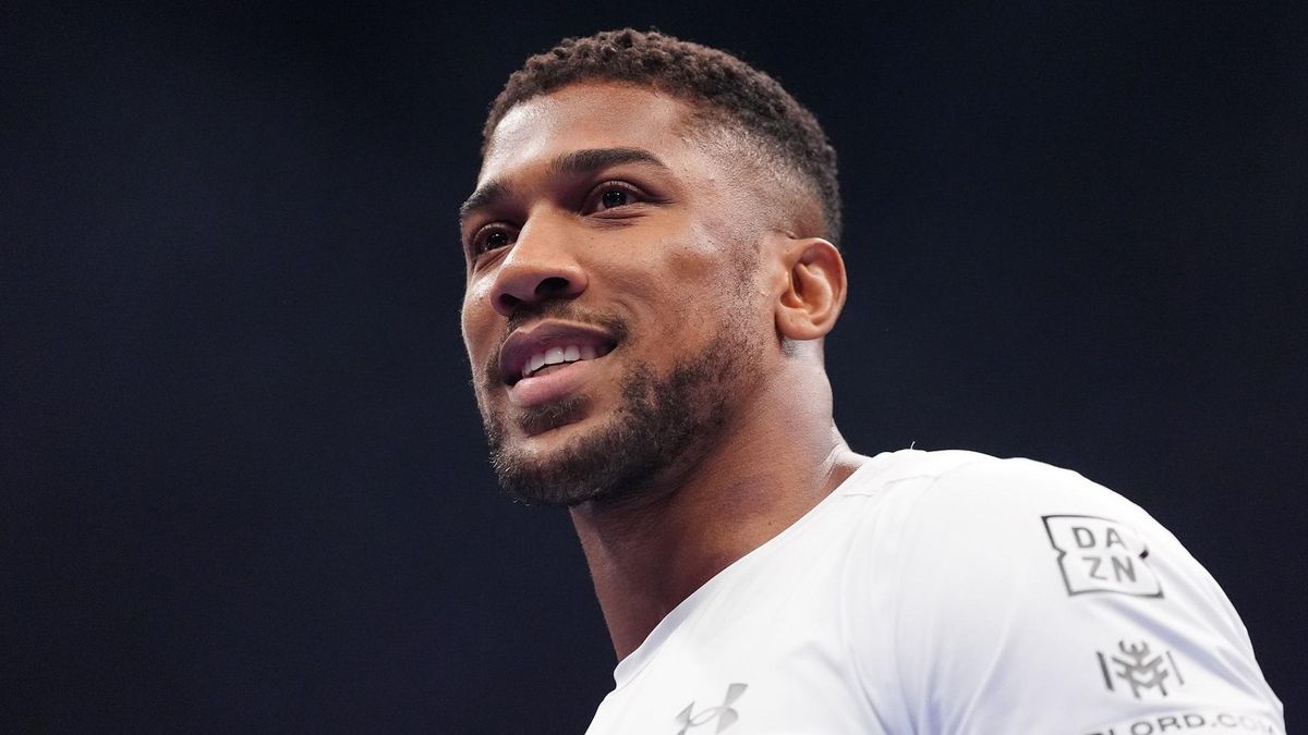 El boxeador Anthony Joshua sufre un grave accidente de tráfico en Nigeria que deja un saldo de dos fallecidos: "No queremos hacer conjeturas, pero parece que está bien"