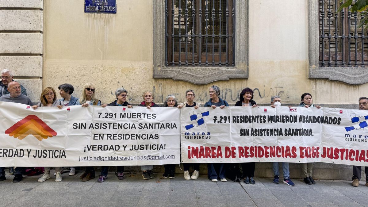 Imagen del 10/10/2024 de los familiares de 115 personas ingresadas en 2020 en residencias públicas que presentaron ante la Fiscalía Superior de la Comunidad de Madrid una denuncia colectiva por “la discriminación sufrida”. EFE/ Nahia Peciña