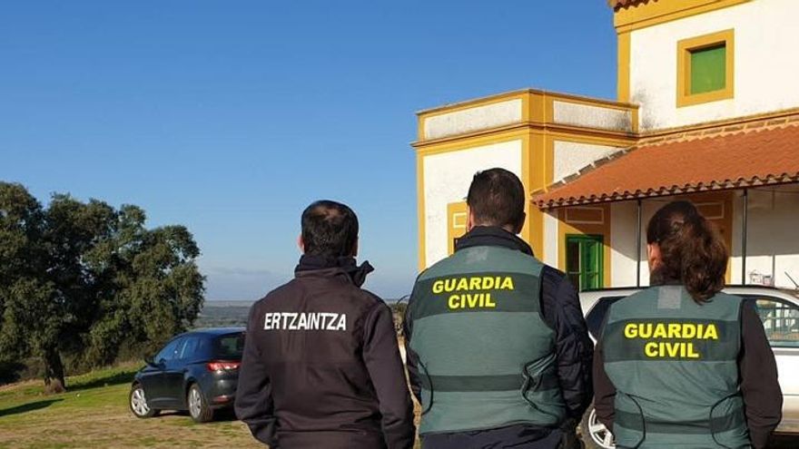 Un mando de la Ertzaintza y nueve detenidos más a prisión por haber creado una organización de tráfico de drogas