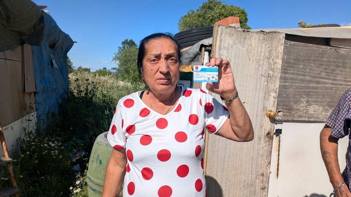 Teresa muestra su tarjeta sanitaria que la acredita como diabética