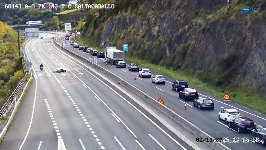 Un accidente mantiene cortada la A-8 en la zona de Ontón sentido Bilbao