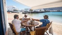 Tres personas brindan en La Graciosa, en fase 3 de la desescalada.