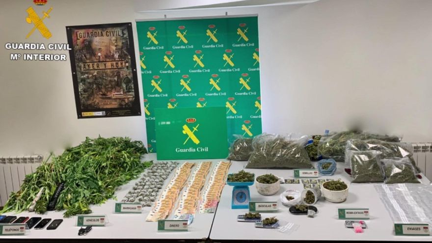 Parte del material localizado, además de dos vehículos de alta gama.