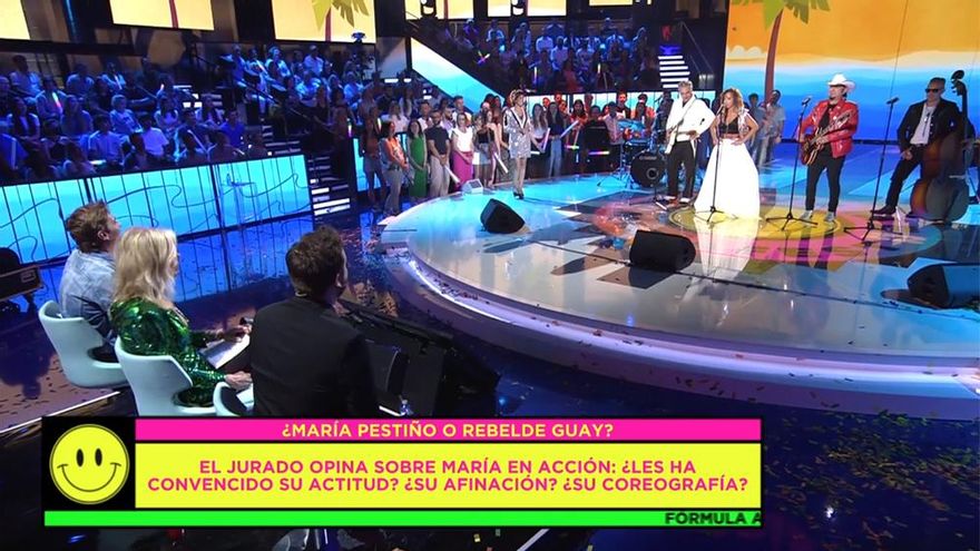 María Patiño, en el escenario, con la falda que se puso en su boda