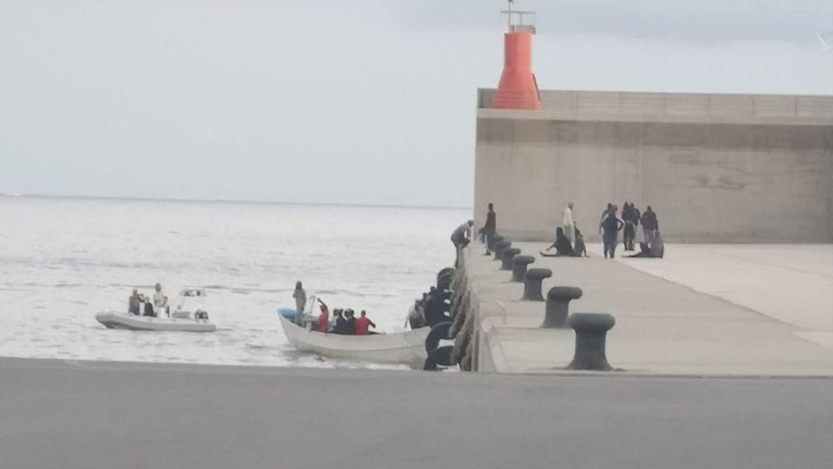 Llegada de los inmigrantes al puerto de Tazacorte.
