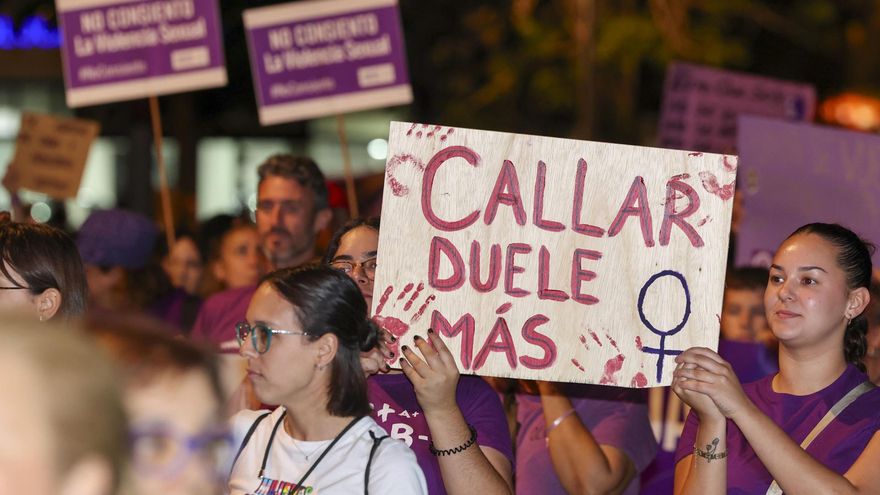 Manifestación reivindicativa del Día Internacional por la Eliminación de la Violencia contra la Mujer convocada por la Red Feminista de Gran Canaria, celebrada este lunes en Las Palmas de Gran Canaria. EFE/ Elvira Urquijo A.