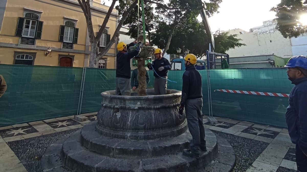 Desmontada la fuente de Santo Domingo, en Vegueta, para su restauración