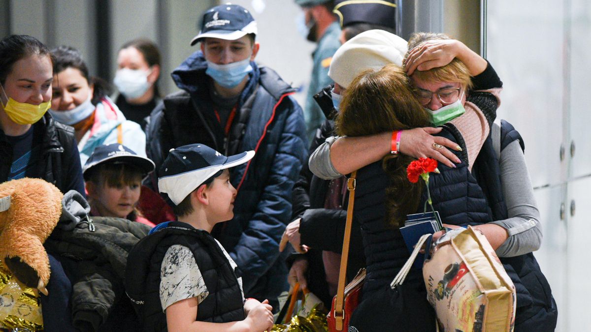 Archivo - Refugiados ucranianos son recibidos por sus familias de acogida en España