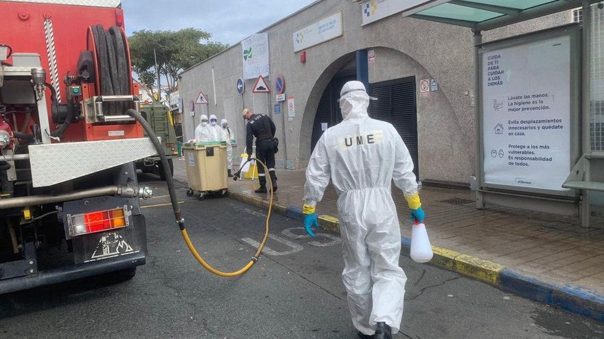 La UME desinfecta el Centro de Salud de Tamaraceite.