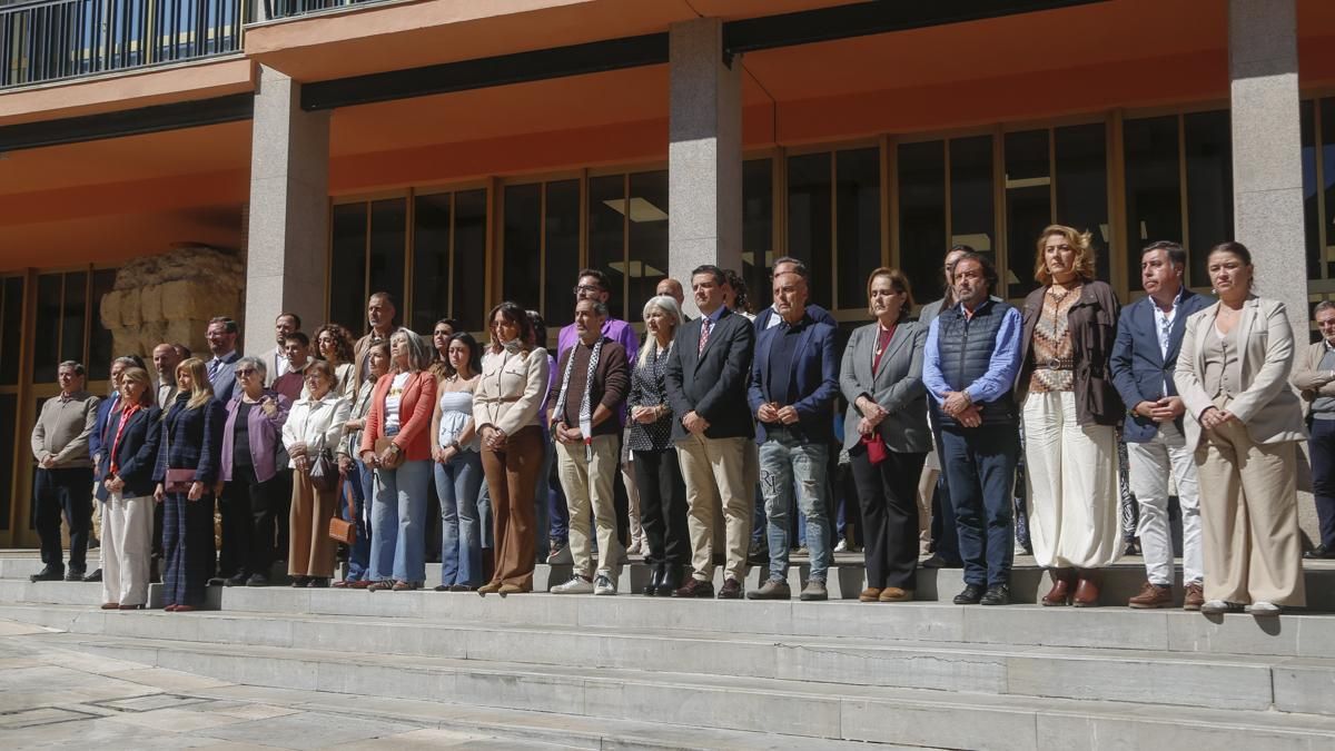 Minuto de silencio en el Ayuntamiento por la mujer asesinada en la Fuensanta