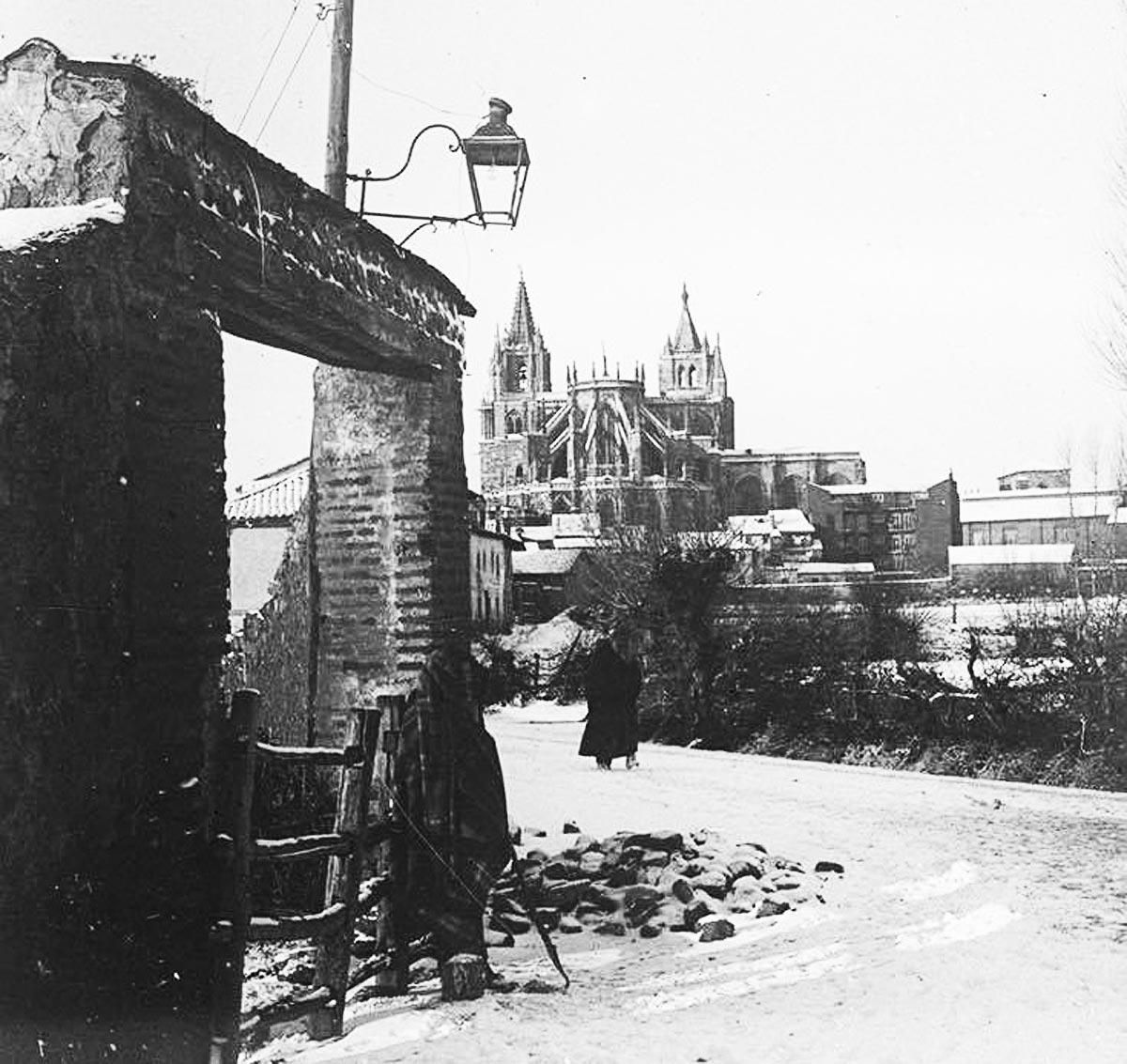 Afueras del León Antiguo desde San Pedro; al fondo, la Catedral.