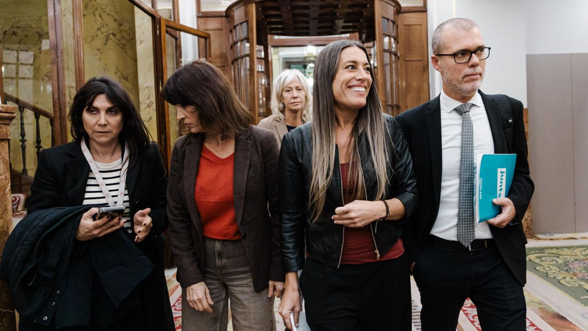 La portavoz de Junts en el Congreso, Miriam Nogueras (2d), a su salida de una sesión plenaria, en el Congreso de los Diputados.