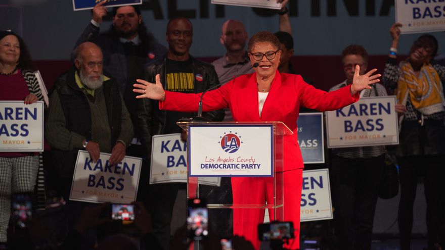La demócrata Karen Bass hace historia al ganar la alcaldía de Los Ángeles
