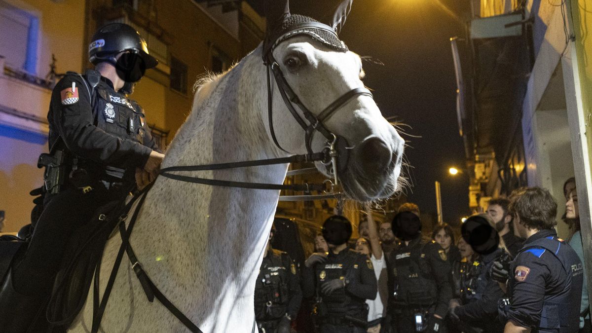 Uno de los agentes de la Policía Nacional del operativo desplegado para dispersar la concentración organizada por el Sindicato de Inquilinas