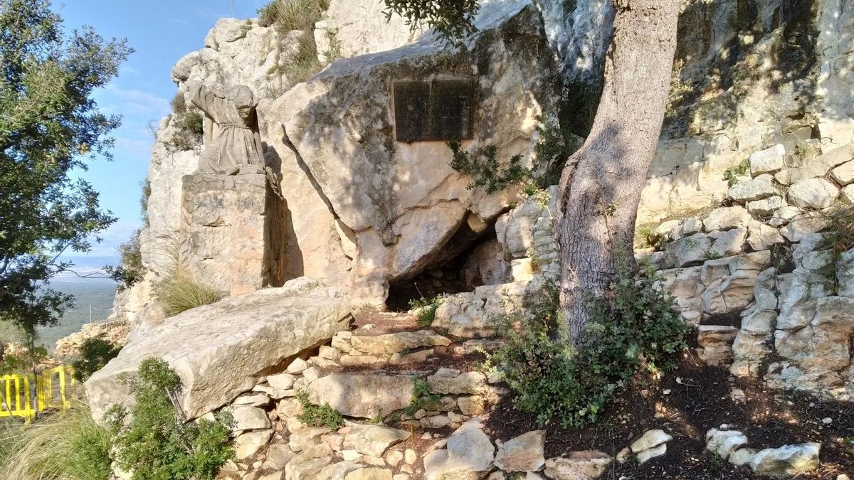 La cova de Ramon Llull a Randa (Algaida). Es troba al vessant sud del puig de Randa, dins els límits de la possessió d’Albenya. Tant la cova com el proper santuari de Cura foren declarats paratge pintoresc el 1951. Foto: Consell de Mallorca.