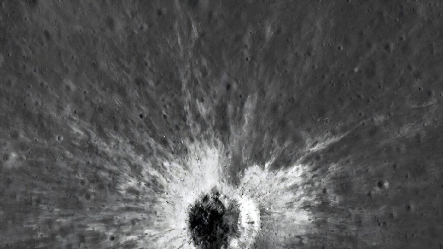 Un cráter recién formado en la Luna revela que los impactos alteran el suelo a kilómetros de distancia