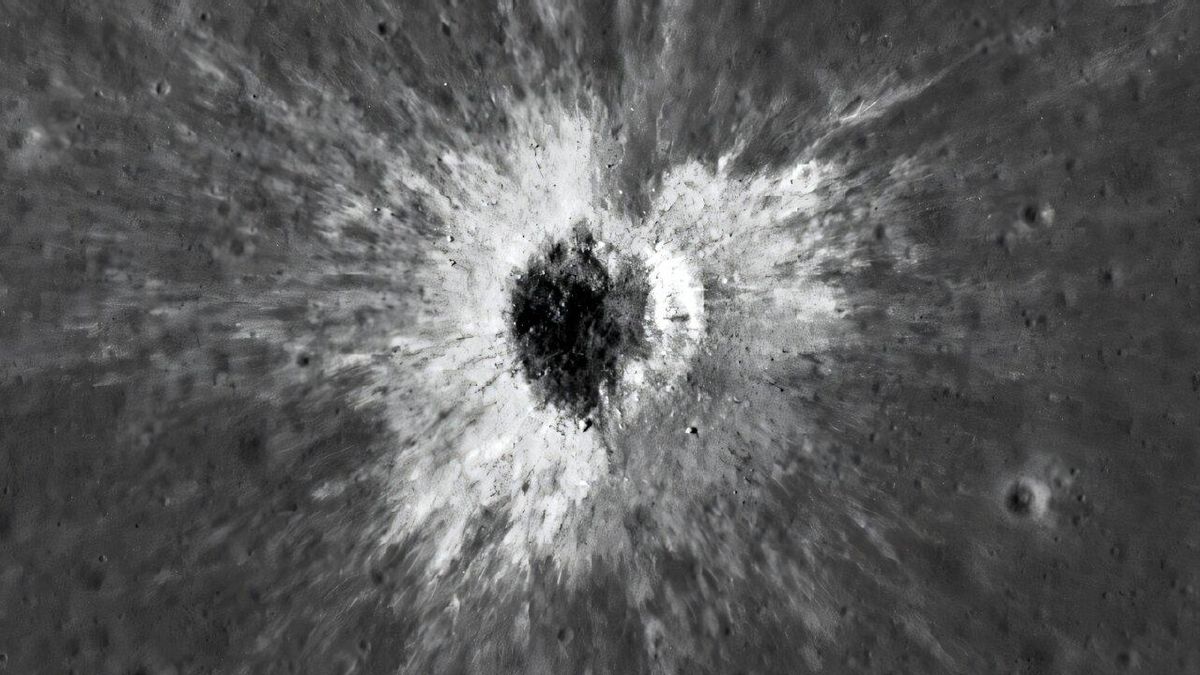 Un cráter recién formado en la Luna revela que los impactos alteran el suelo a kilómetros de distancia