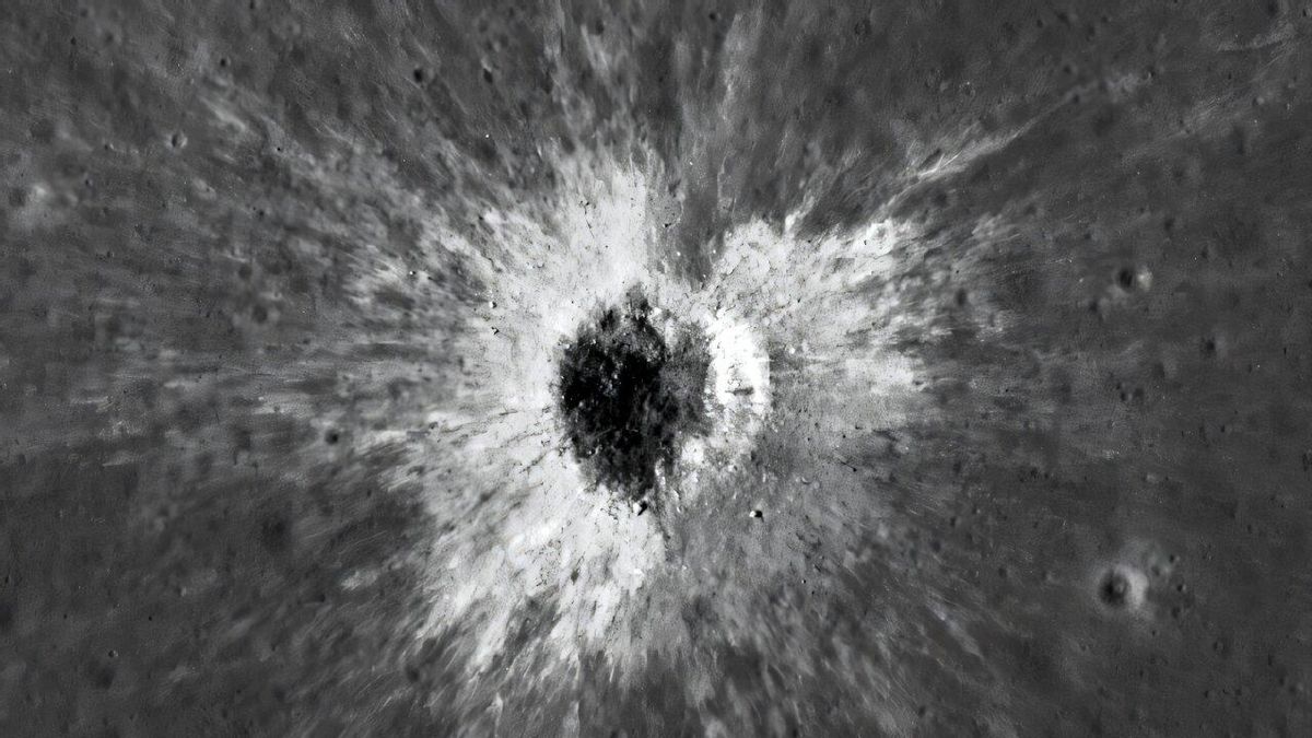 Un cráter recién formado en la Luna revela que los impactos alteran el suelo a kilómetros de distancia