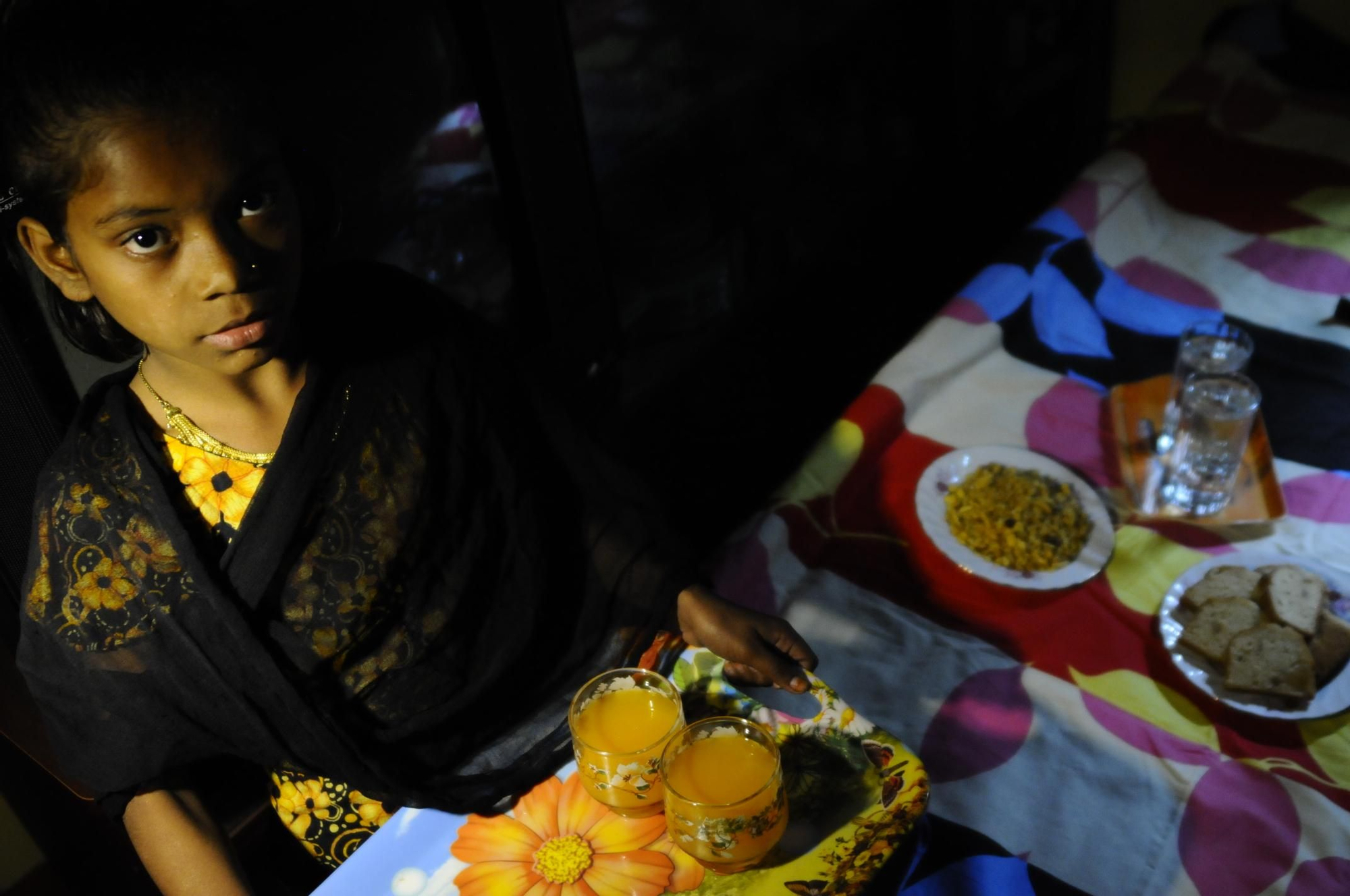 Una niña trabaja como sirvienta en casa de una familia que le paga 10 euros al mes. Muchas son víctima de abusos sexuales o físicos en este tipo de trabajo. Si pierden la virginidad, suelen estar abocadas a la prostitución. / Zigor Aldama.