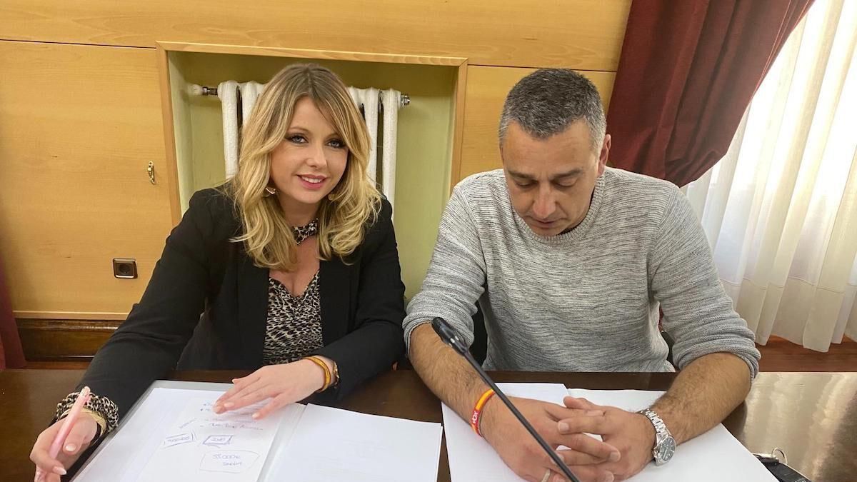 Los concejales de Vox en el Ayuntamiento de Langreo Ainara García y Daniel Martínez.
