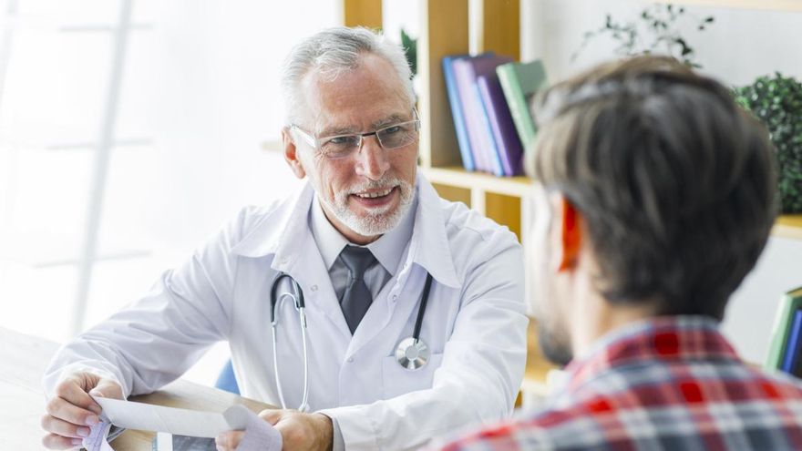 Córdoba tiene más de medio millar de médicos en activo con más de 65 años