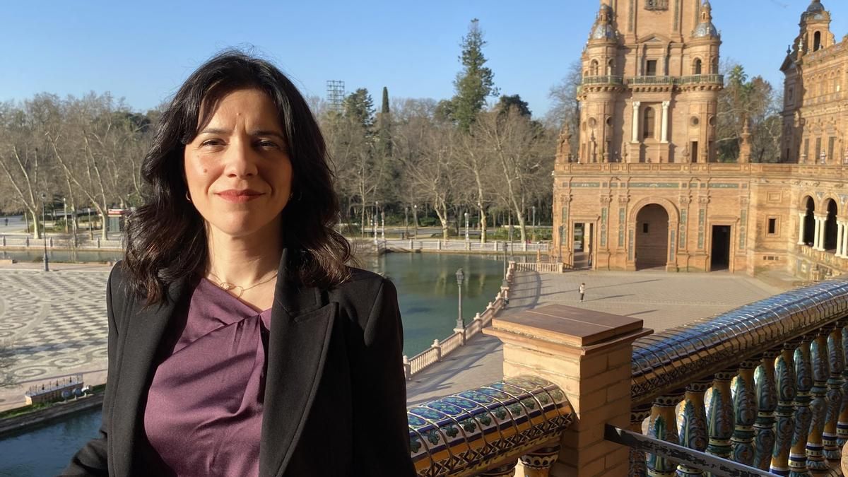 Gloria Martín en la Plaza de España de Sevilla, donde se ubica la sede de la CHG.