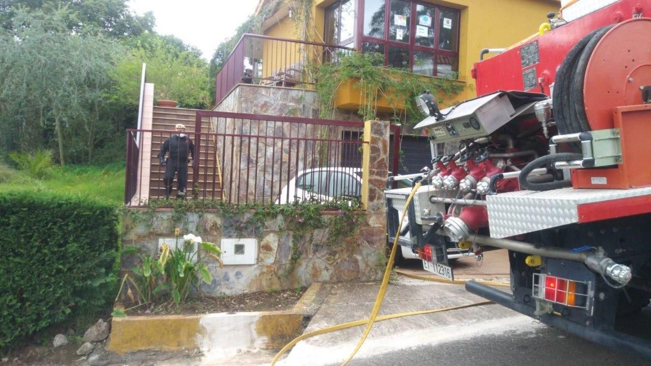 Efectivos de la UME desinfectan el centro de menores El Aloe, Gran Canaria.